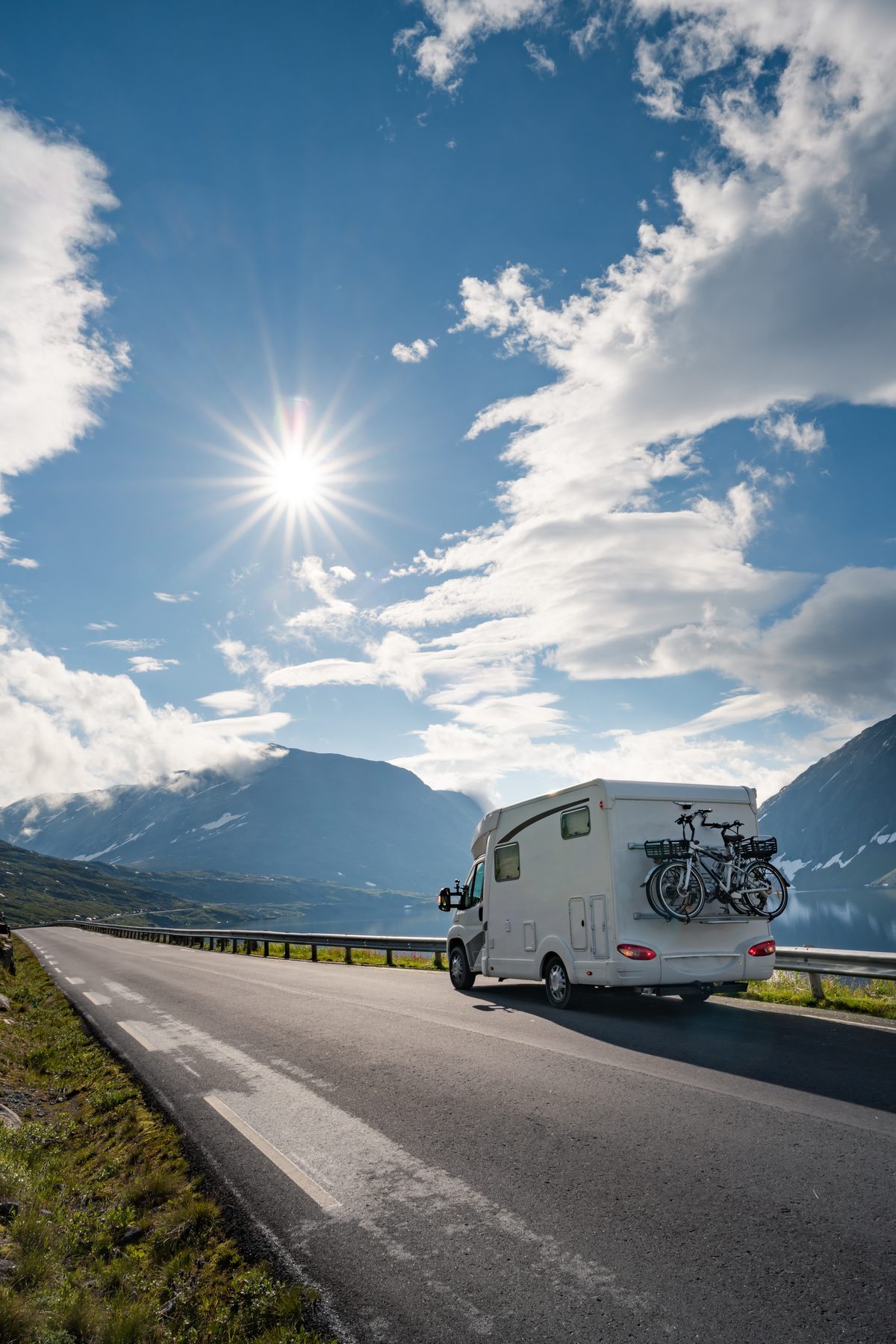 Familie geniet van hun camper